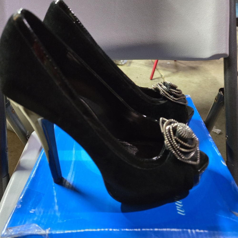 Elegant Black Women's Shoes with Silver Front Accents